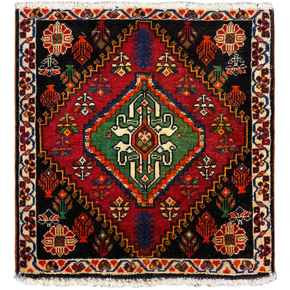 Poshti-Teppich, quadratisch: schwarzer Webteppich mit rotem, grünem und blauem Ziermuster