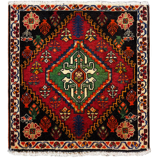 Poshti-Teppich, quadratisch: schwarzer Webteppich mit rotem, grünem und blauem Ziermuster
