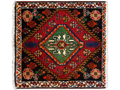 Poshti-Teppich quadratisch mit schwarzem Grund, rotem/ grünem/ blauem Medaillon und Bordüre
