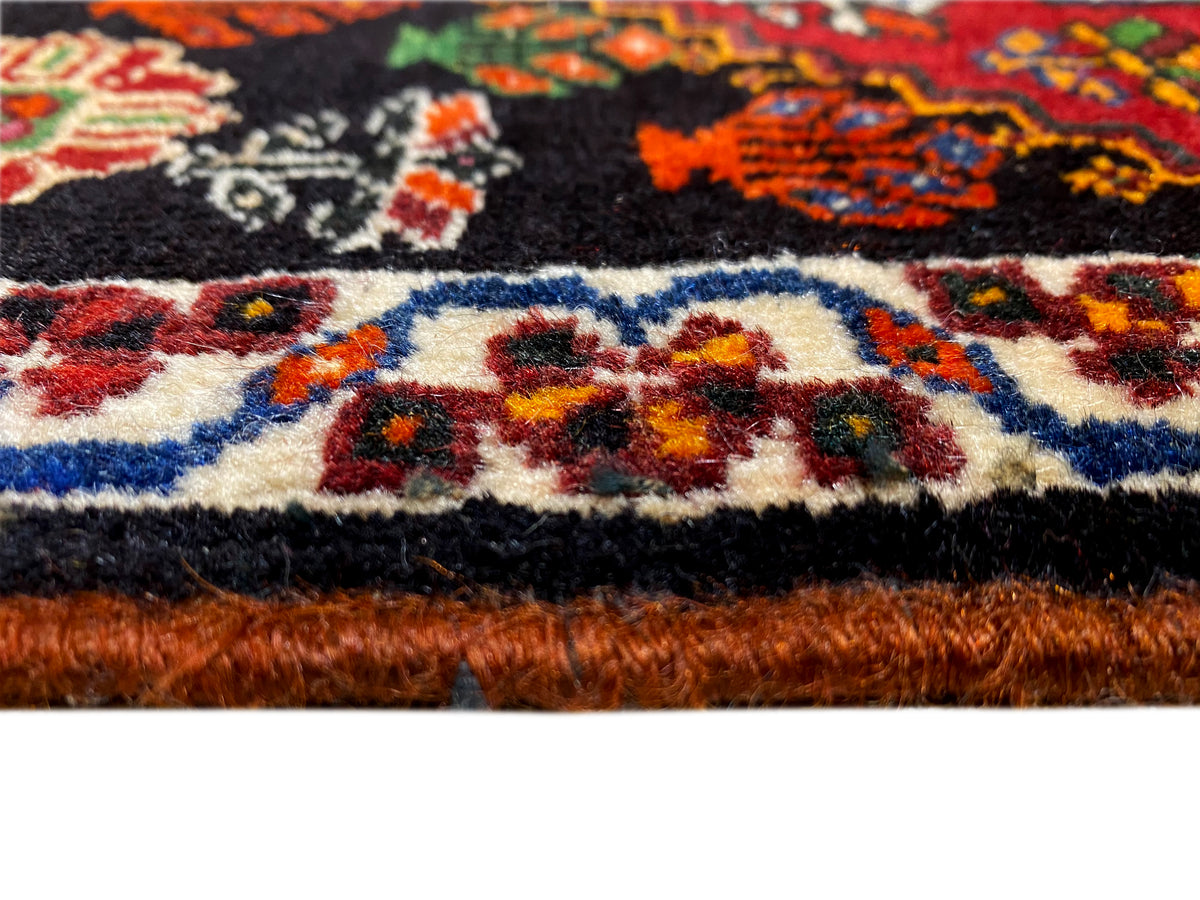 Poshti-Teppich Randdetail: mehrfarbige Bordüre und Teppichflor am unteren Abschluss