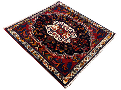 Poshti Teppich im Rauten-Look mit dunklem Grund und weißem Mittelornament