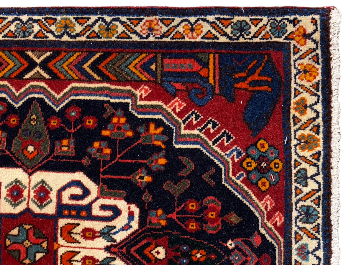 Poshti Teppich Bordüre nahansicht mit bunten Ornamenten und dunklem Innenfeld