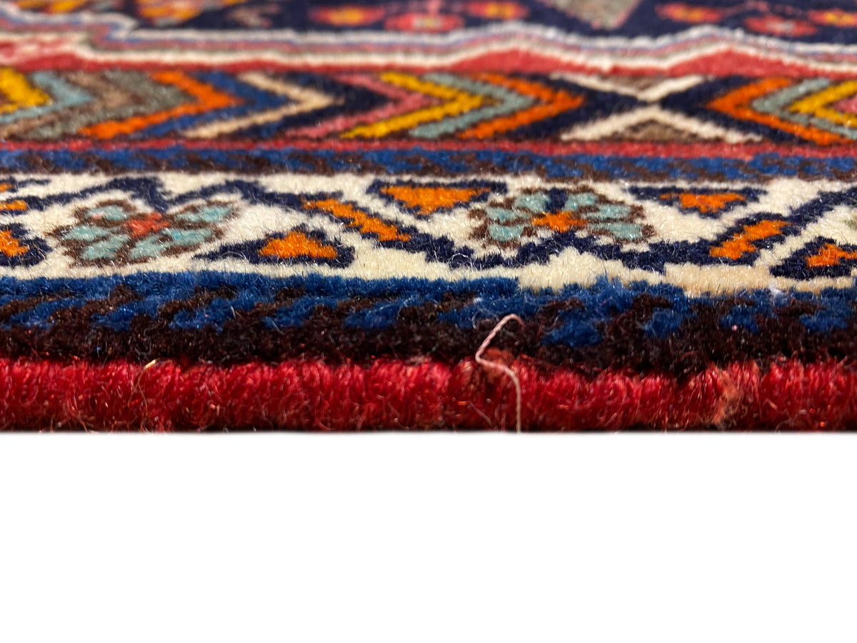 Poshti Teppich Nahaufnahme der Kante mit dichter Florhöhe und rotem Rand
