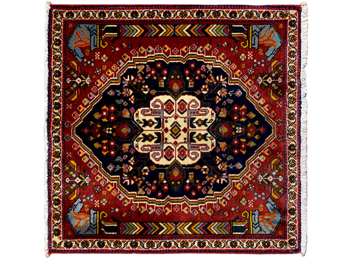 Poshti-Teppich mit rotem Grund, dunklem Medaillon und mehrfarbigen Rahmenornamenten