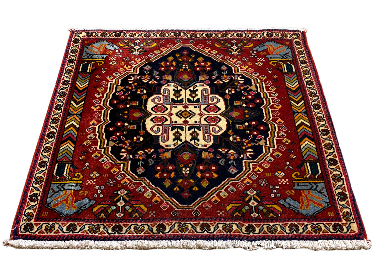 Poshti-Teppich mit rotem Grund und symmetrischem Medaillon, blau-schwarzer Kontrastfläche