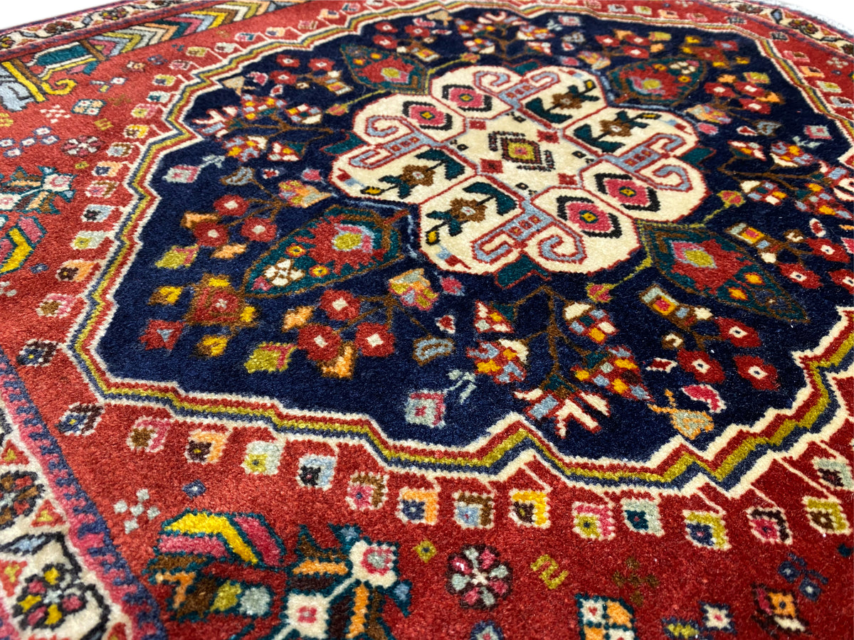 Poshti-Teppich Detail: mittleres Kreuzmotiv mit bunten Zierornamenten