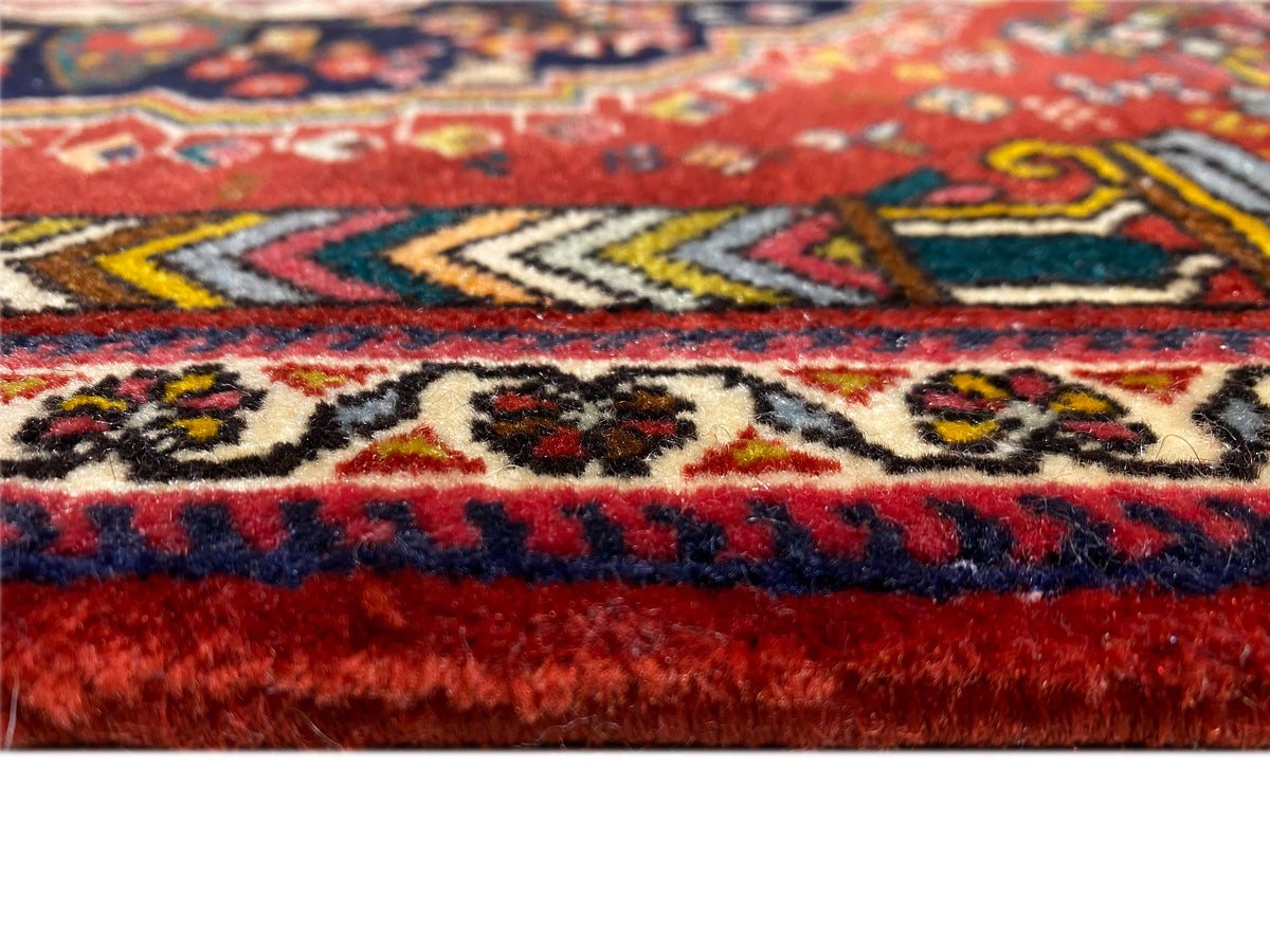 Poshti-Teppich Saumdetail mit roten und blauen Fransen und eingewebten Mustern