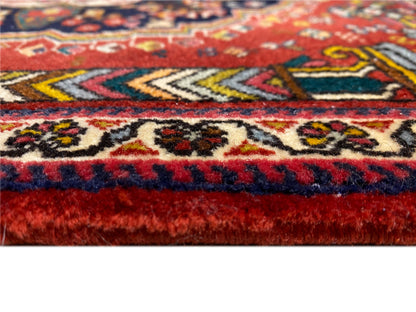 Poshti-Teppich Saumdetail mit roten und blauen Fransen und eingewebten Mustern