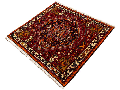 Poshti-Teppich 60x60 cm, quadratisches Muster in Rot mit gelb-orangem Mittelmotiv