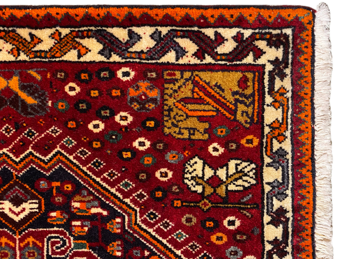 Poshti-Teppich 60x60 cm, Detailansicht: rot-beiger Musterstreifen und Fransen