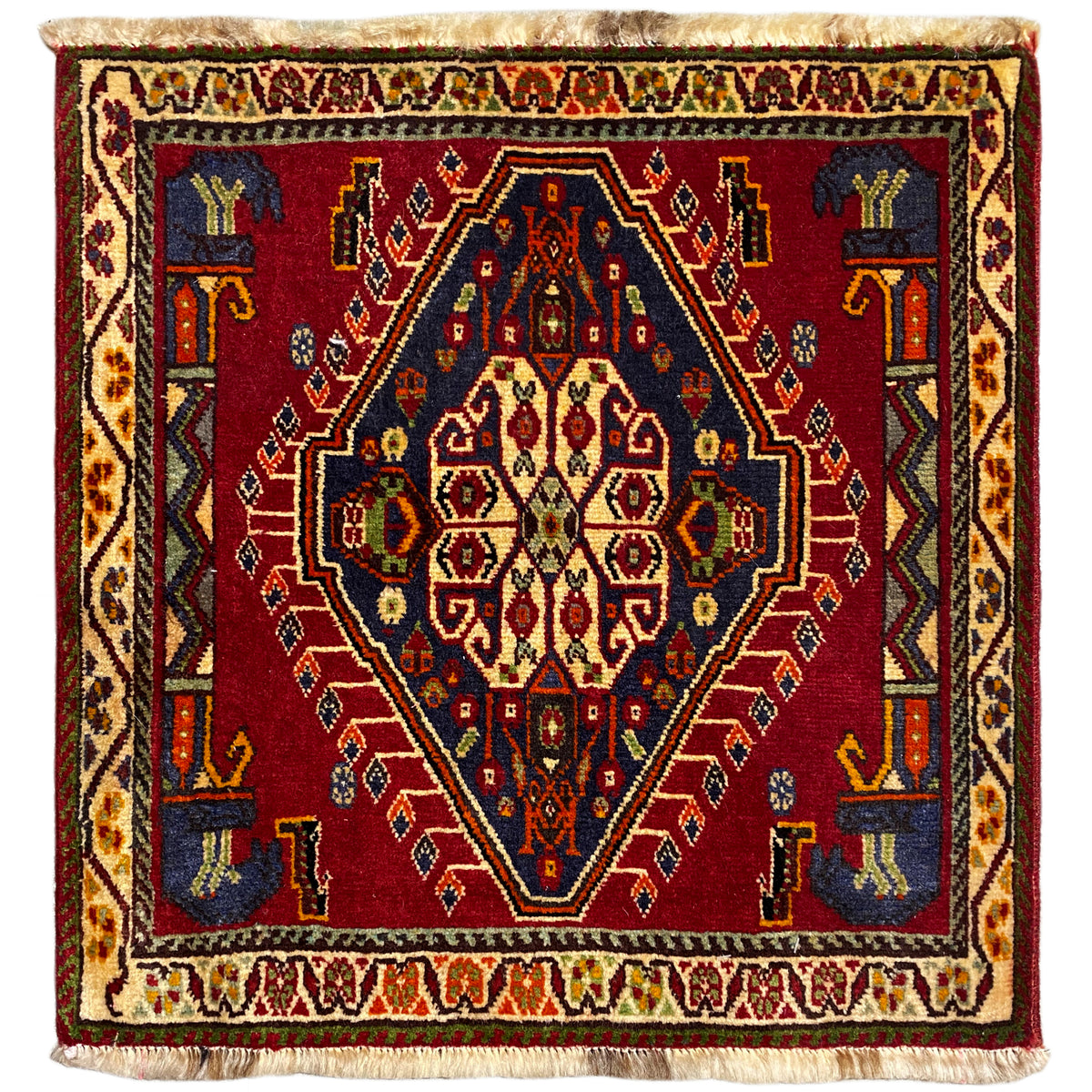 Poshti-Teppich (59×61 cm) mit rotem Flächenmuster, mehrfarbigen Bordüren und Fransen