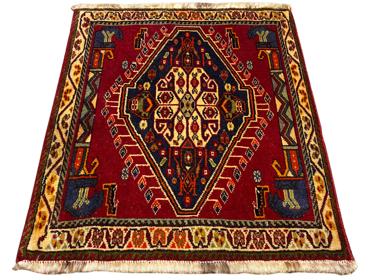 Poshti-Teppich (59×61 cm) in Rot mit zentralem Medaillon, Zierbordüre und Fransen