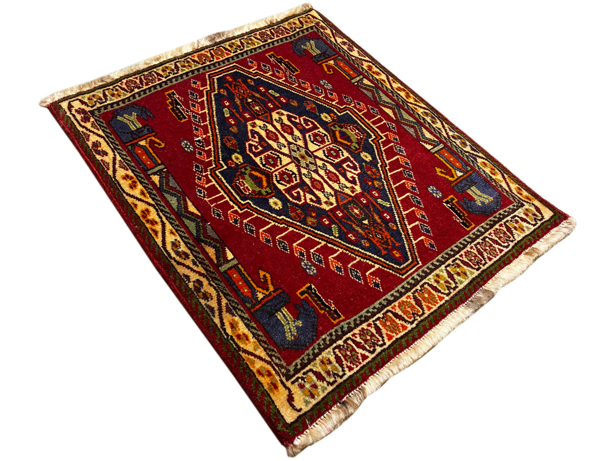 Poshti-Teppich (59×61 cm) diagonal ausgebreitet, rotes Geometrie-Muster mit Fransen