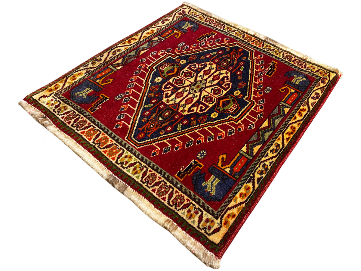 Poshti-Teppich (59×61 cm) quadratisch, rotes Muster mit dunklen Rändern und Fransen