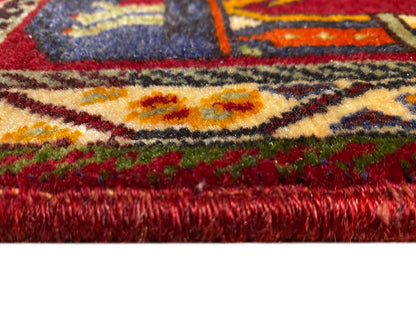 Poshti-Teppich (59×61 cm) Nahaufnahme: rote Florhöhe und bunte Bordüren mit Fransen