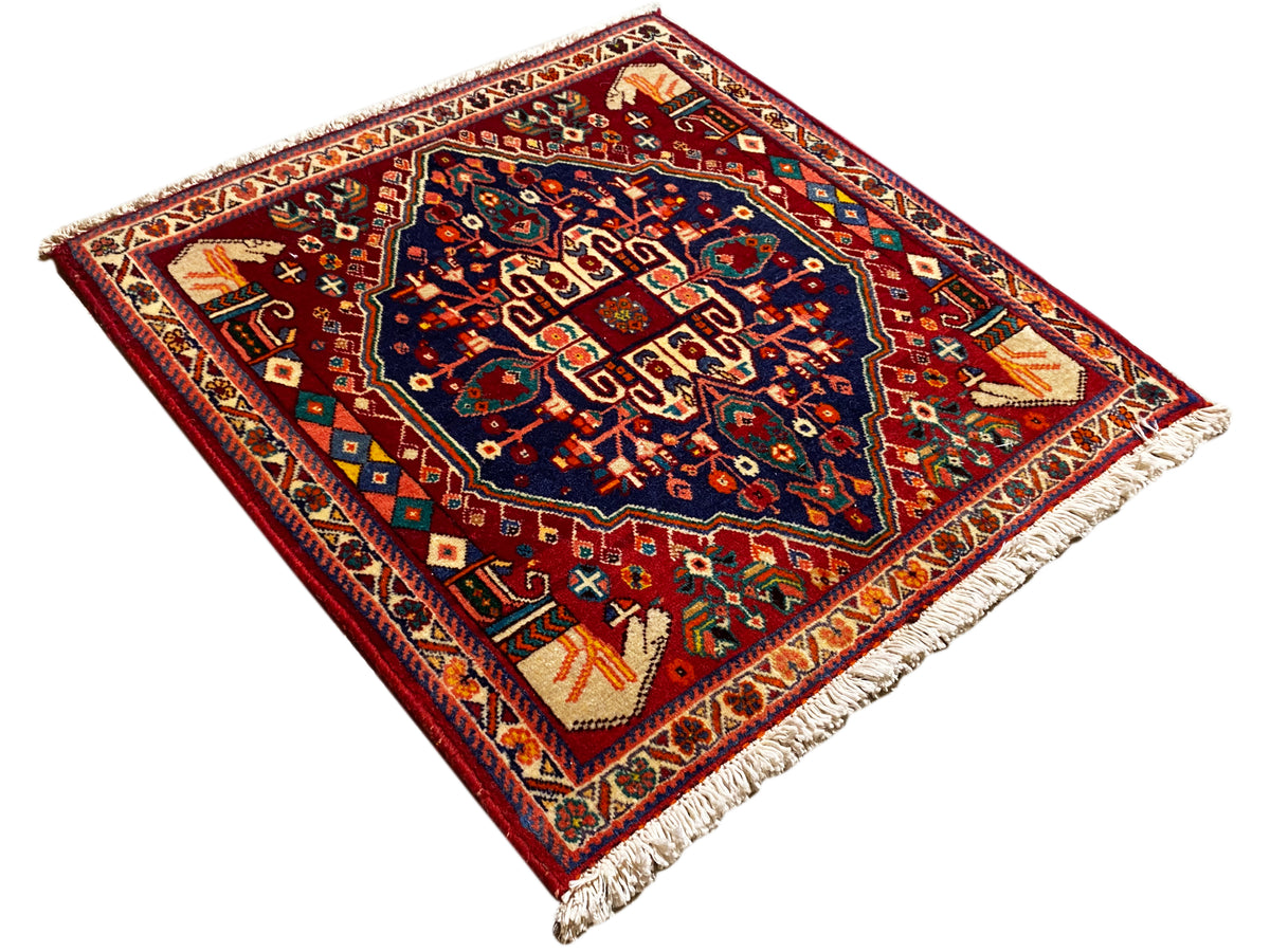 Poshti-Teppich 64x64 cm, quadratisch, diagonal, rotes Bordürenmuster mit dunkelblauem Zentrum