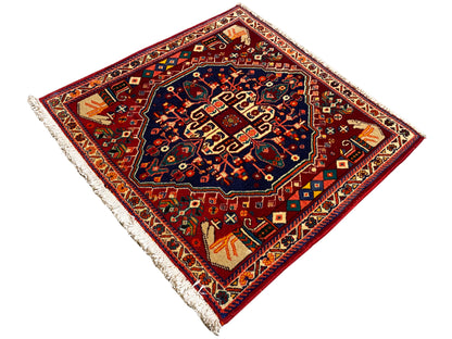 Poshti-Teppich 64x64 cm, quadratisch, diagonal, dunkelblaues Medaillon, bunte Details, Fransen