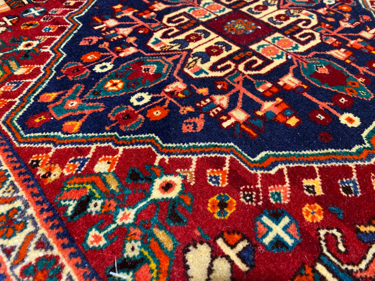 Poshti-Teppich 64x64 cm, Nahaufnahme Ornamentfelder in dunkelblau, bordeauxrot und türkis