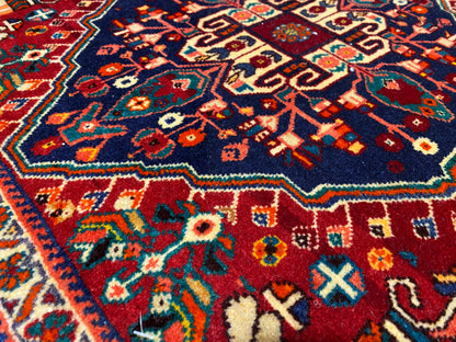 Poshti-Teppich 64x64 cm, Nahaufnahme Ornamentfelder in dunkelblau, bordeauxrot und türkis