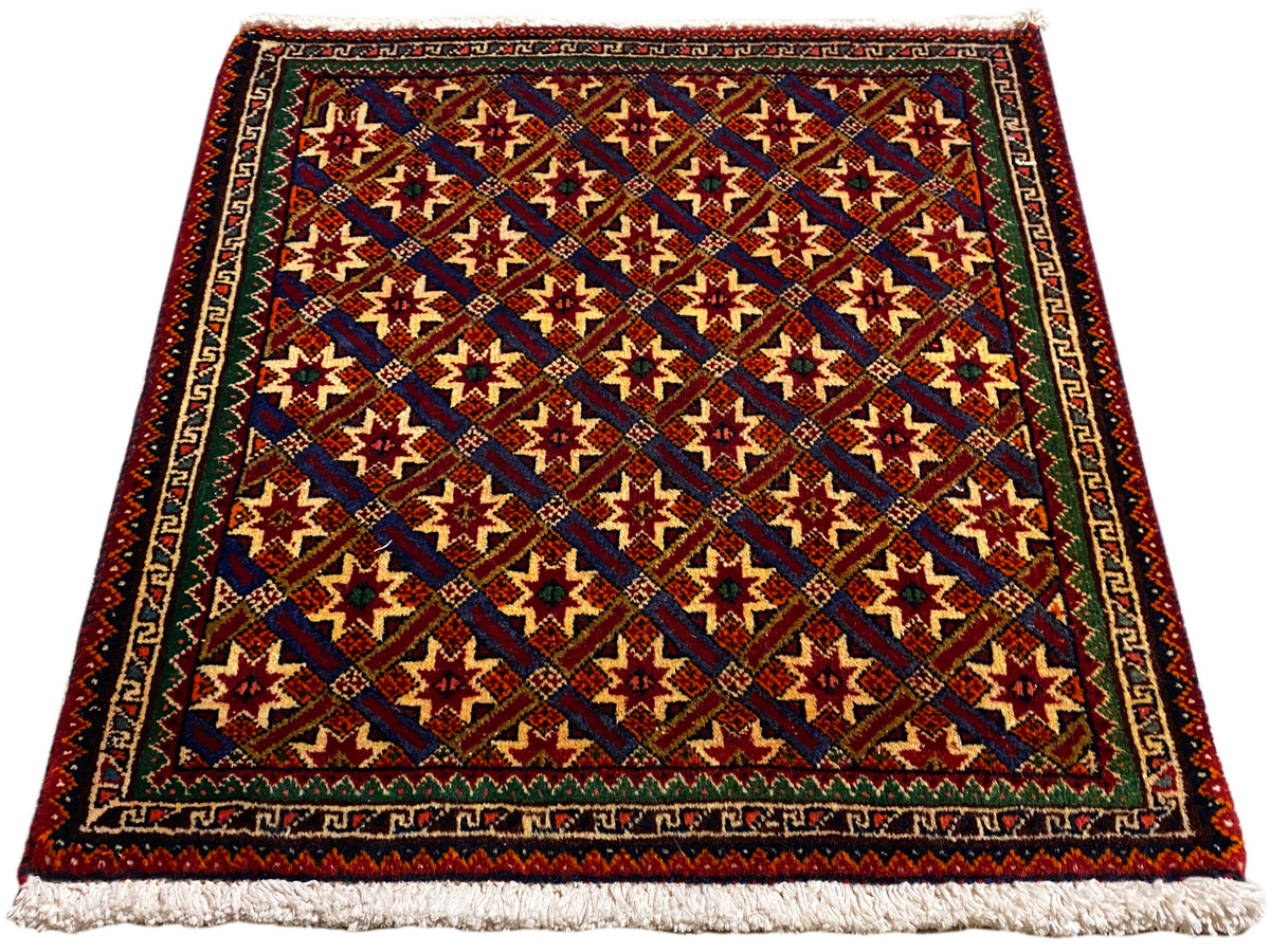 Poshti-Teppich 62x52 cm, diagonaler Blick: rote, blaue und grüne Muster mit Fransen.