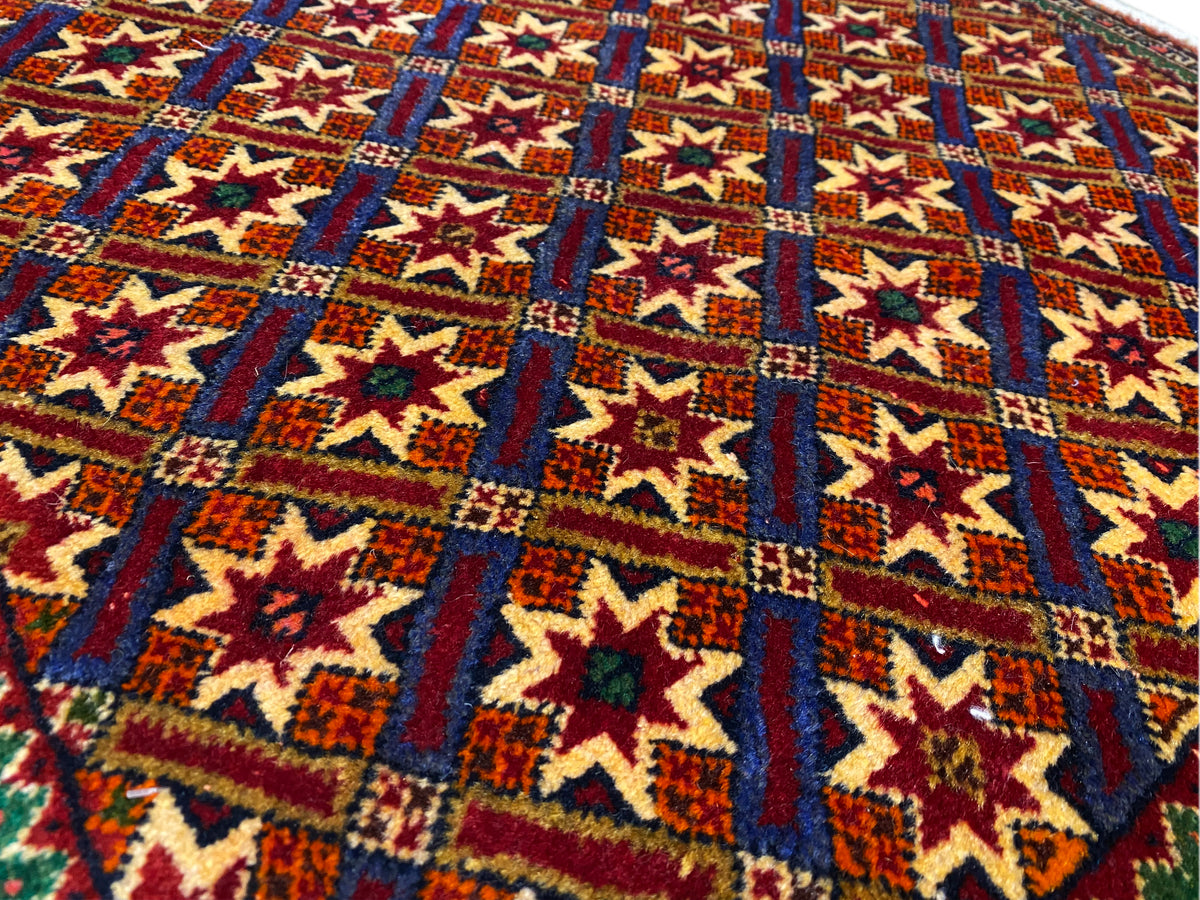Poshti-Teppich 62x52 cm Nahaufnahme der Webstruktur mit Stern- und Rautenmustern.