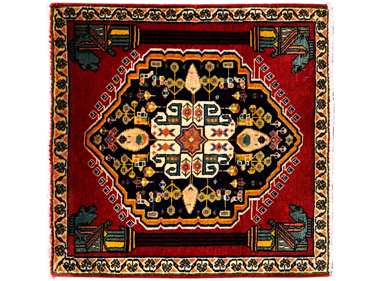 Poshti-Teppich mit rotem Grund, dunklem Medaillon und bunten Mustern im Zentrum