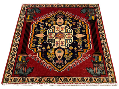 Poshti-Teppich, vollflächig mit rotem Hintergrund und goldenen, blauen Ornamentrahmen