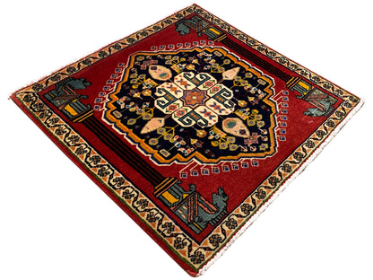 Poshti-Teppich im Rautenformat mit rotem Grund, dunklem Medaillon und Eckornamenten