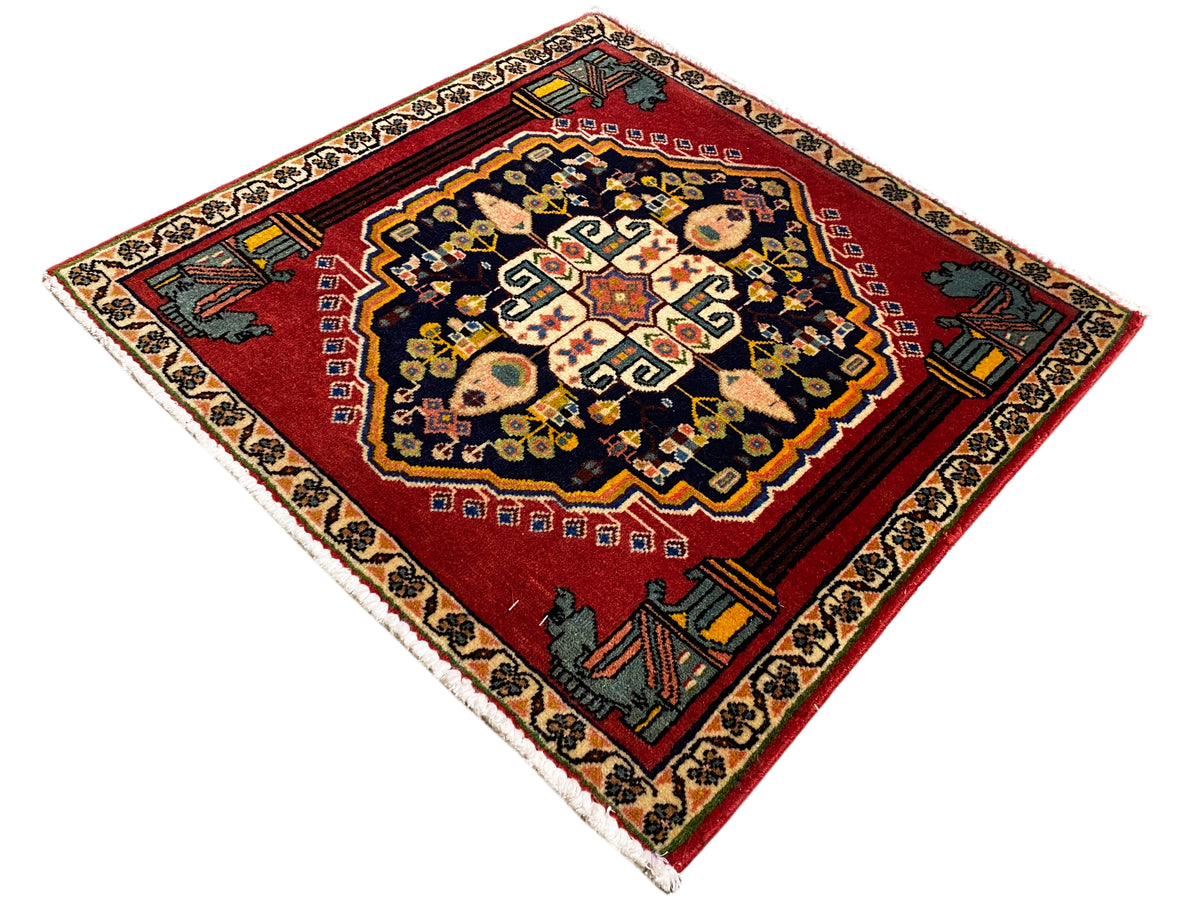 Poshti-Teppich in Rautenansicht mit rotem Hintergrund, dunklen Medaillons und Bordüren