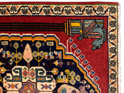 Nahansicht Poshti-Teppich: rote Bordüre mit dekorativen Eckmotiven und Ornamentbändern