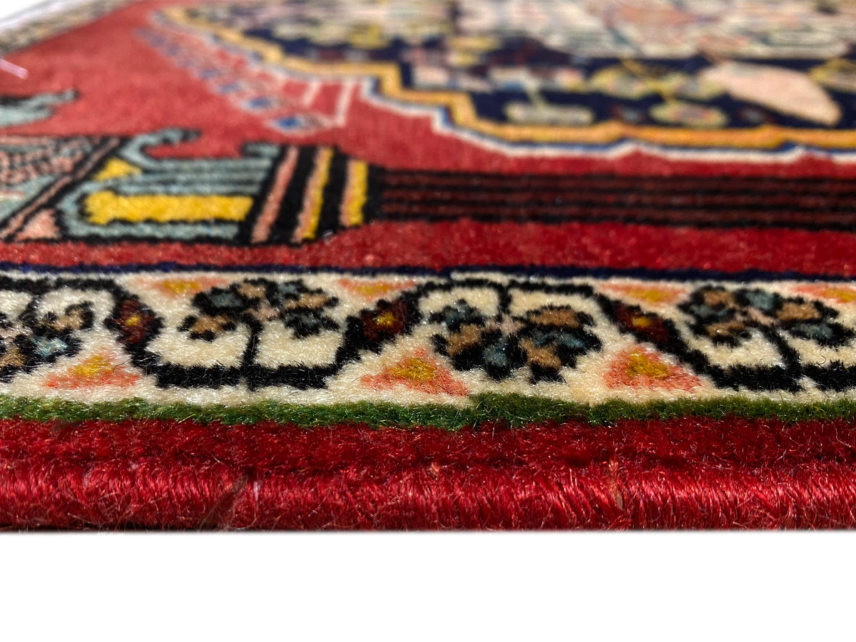 Poshti-Teppich mit rotem Flor und bunten Ornamenten an der Bordüre