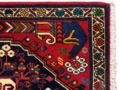 Teppich-Ecke mit buntem Bordürenmuster in Rot, Blau, Grün und Beige