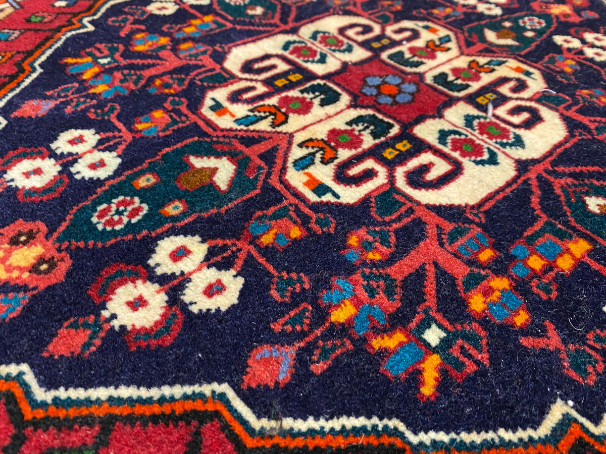 Nahansicht Teppichflor mit farbiger Ornamentik in Blau, Rot, Creme und Grün