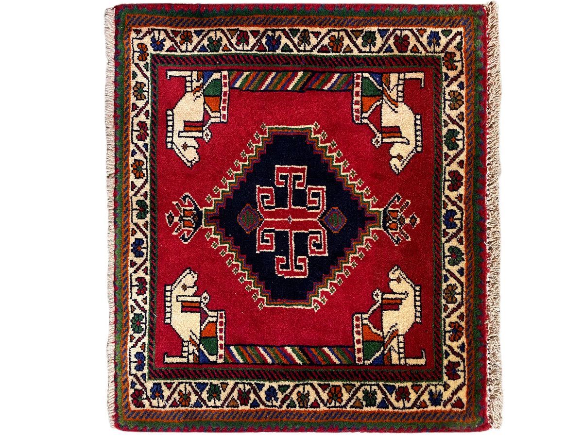 Poshti-Teppich 58x68 cm, rotes Viereckmuster mit Bordüre und Handfiguren