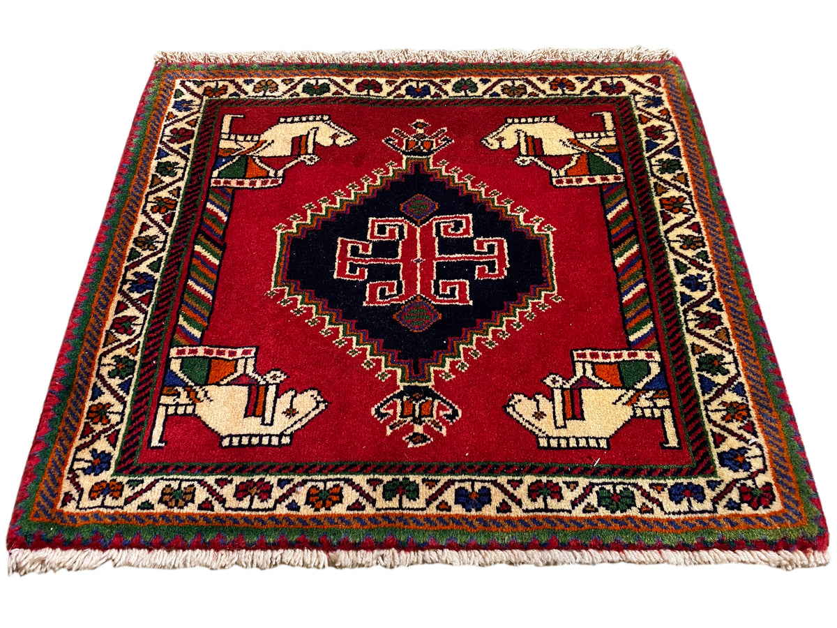 Poshti-Teppich 58x68 cm, roter Teppich mit Medaillon, Zierborte und Händen