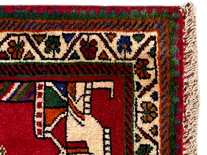 Poshti-Teppich 58x68 cm: Detail mit Fransen und rotem Muster mit Handmotiven