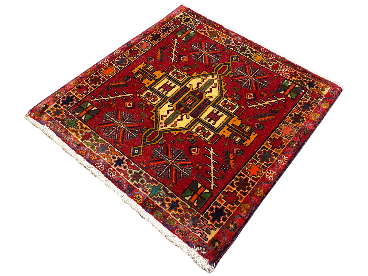 Poshti Teppich mit rotem Grund und geometrischem Muster, mehrfarbige Bordüre, rechteckig