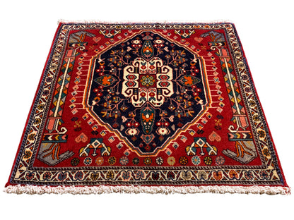 Teppich mit rotem Grund, dunkelblauem Medaillon, symmetrisches Ornament, rechteckig
