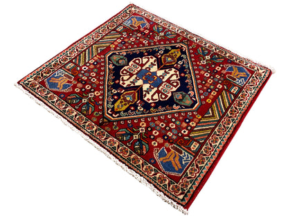 Teppich 66x62 cm, roter Grund mit blau-grünen Ornamenten und weißem Randfries