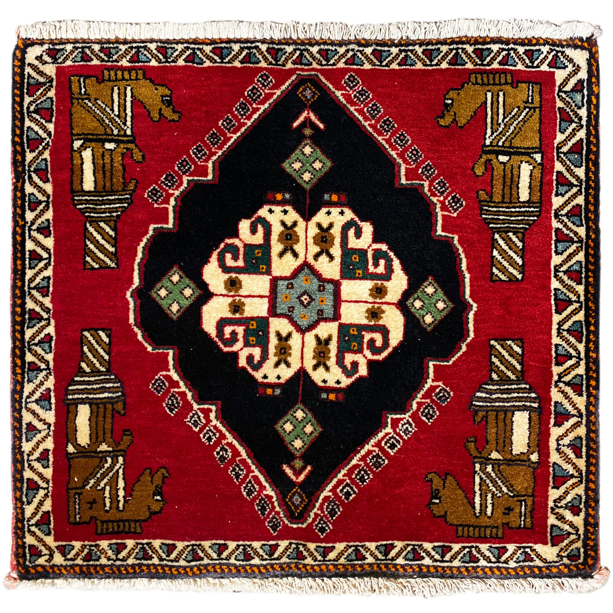 Poshti-Teppich 63x55 cm: quadratisches Design, roter Grund mit schwarzem Medaillon und buntem Rand