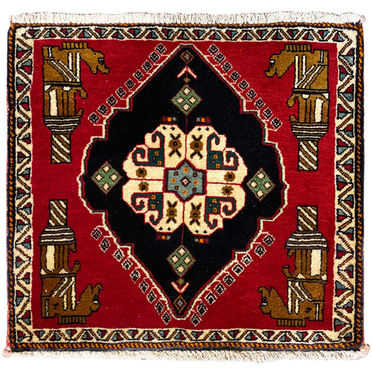 Poshti-Teppich 63x55 cm: quadratisches Design, roter Grund mit schwarzem Medaillon und buntem Rand