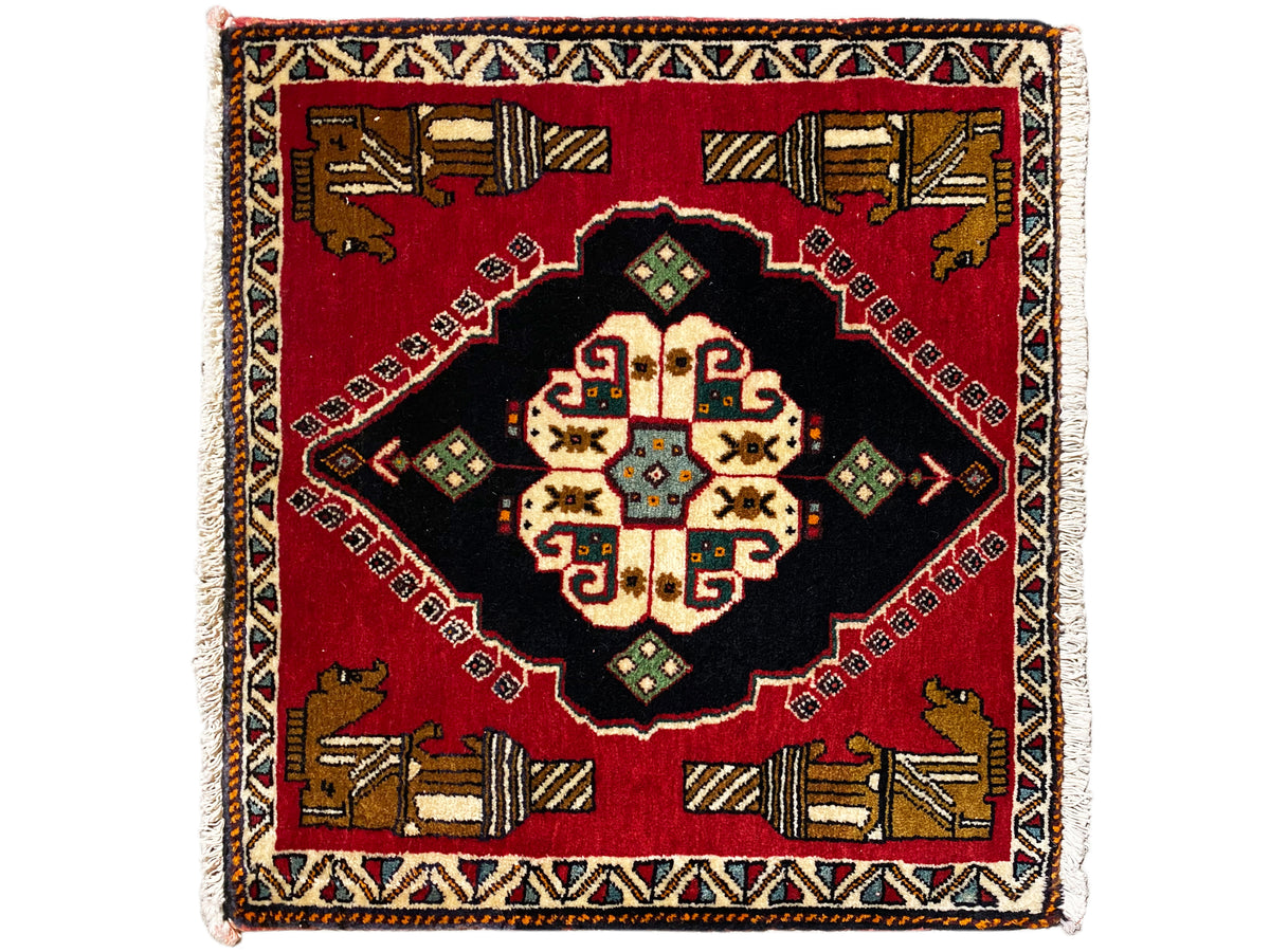 Poshti-Teppich 63x55 cm: roter Flächenteppich mit schwarzem Mittelteil und farbigen geometrischen Mustern