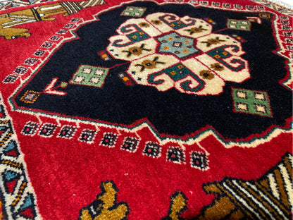 Poshti-Teppich 63x55 cm: Nahaufnahme des zentralen Medaillons mit rotem und schwarzem Muster