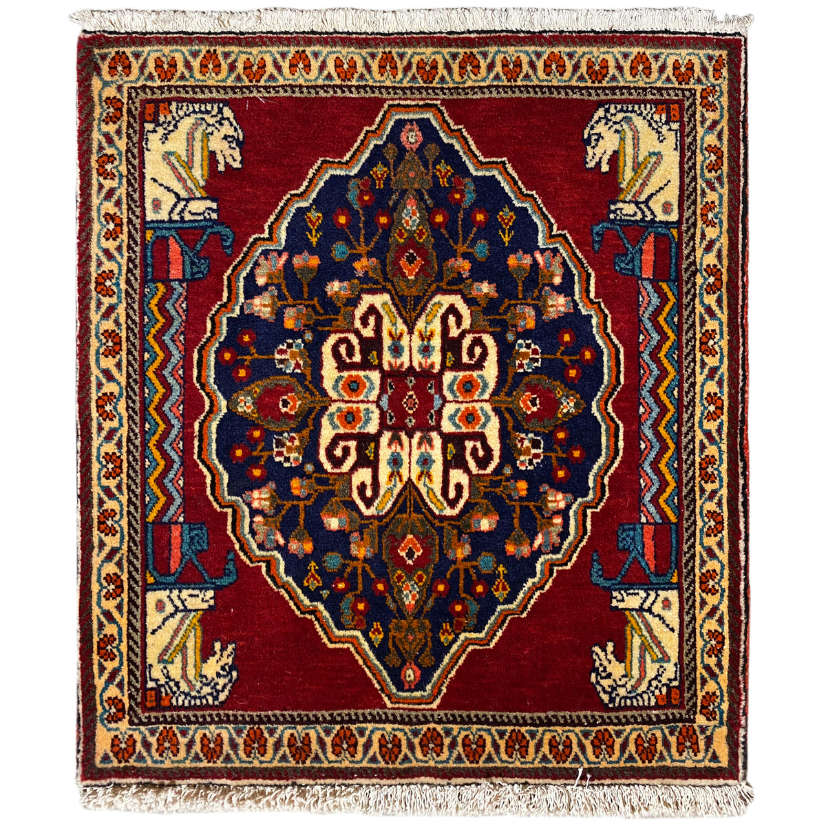 Quadratischer Teppich mit rotem Grund, blauem Medaillon und beigen Randelementen