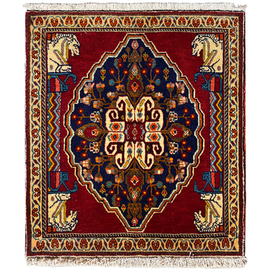 Quadratischer Teppich mit rotem Grund, blauem Medaillon und beigen Randelementen