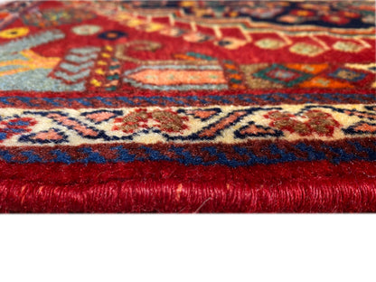 Teppichrandsaum mit dichter Florhöhe, rote Basis und gemusteter Streifen