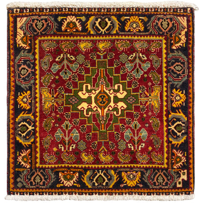 Teppich mit rotem Medaillonmuster, grün-gelben Details und dunklem Rand, weiß eingefasst