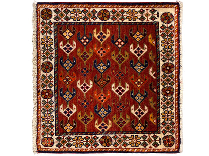 Quadratischer Teppich 61x61 cm mit rotem Musterfeld, Ornamentrahmen und Fransen