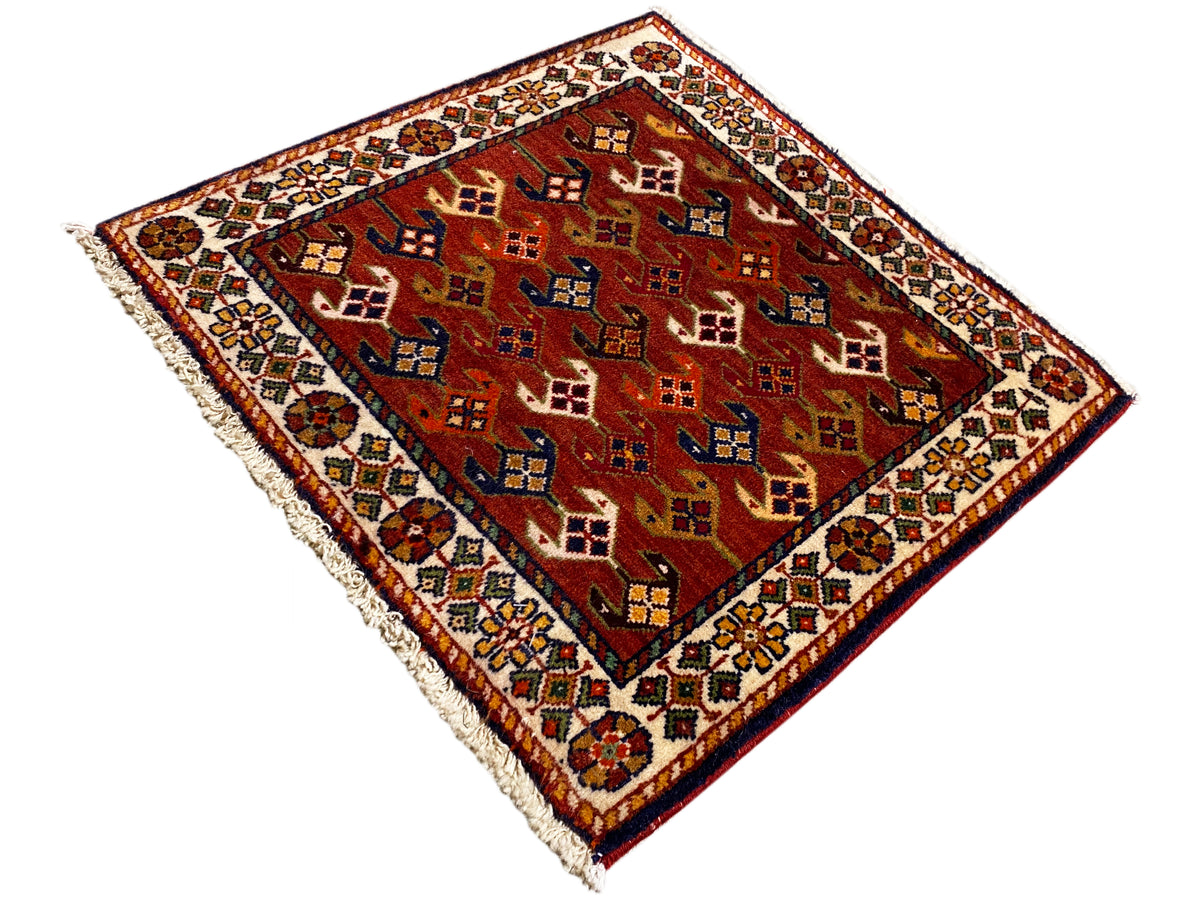 Teppich 61x61 cm mit rotem Musterfeld, mehrfarbiger Bordüre und ausgefransten Kanten