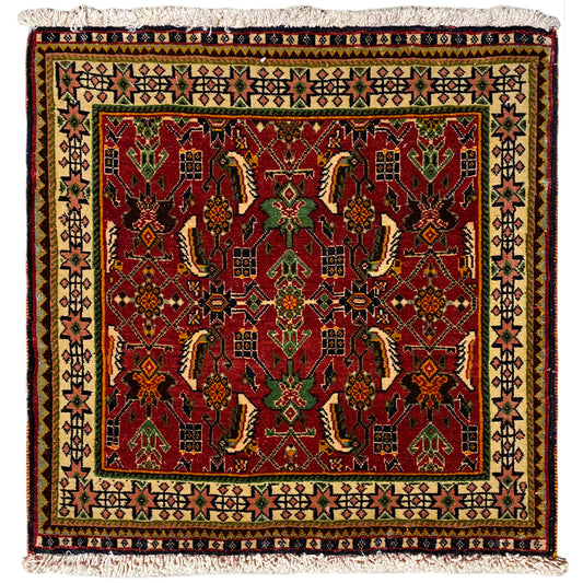 Poshti-Teppich 63x61 cm mit rotem und grünem Muster, mit Fransen am Rand.